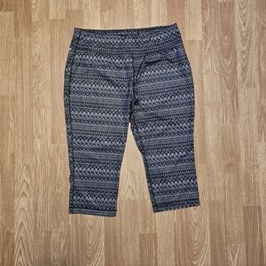 Danskin Geometric Patterned Capri Leggings - Black and Gray